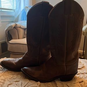 Western Justin Boots ..6.5..used but in good condition..few scratches on toes.